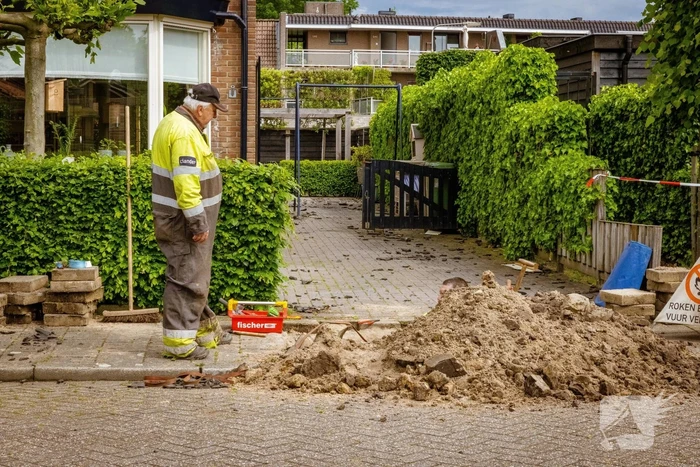 Dakpannen vliegen van dak door blikseminslag