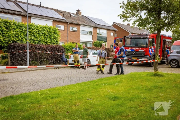 Dakpannen vliegen van dak door blikseminslag