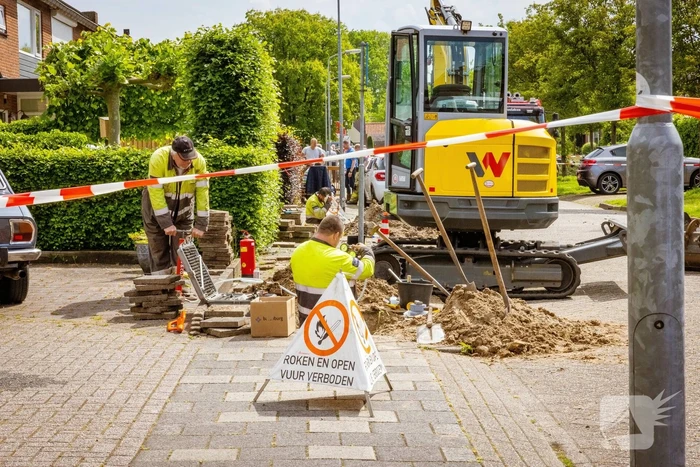 Dakpannen vliegen van dak door blikseminslag