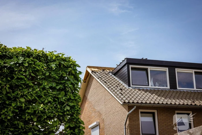 Dakpannen vliegen van dak door blikseminslag