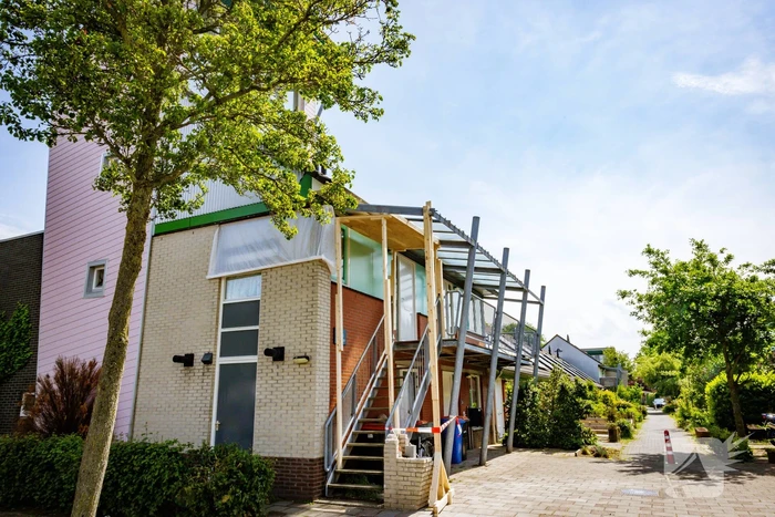 Woning gestut met houten palen na instorting