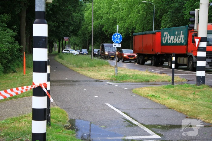 Straat afgezet na val enorme tak