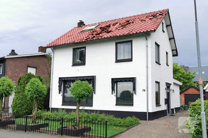 Dakpannen waaien van daken af door noodweer