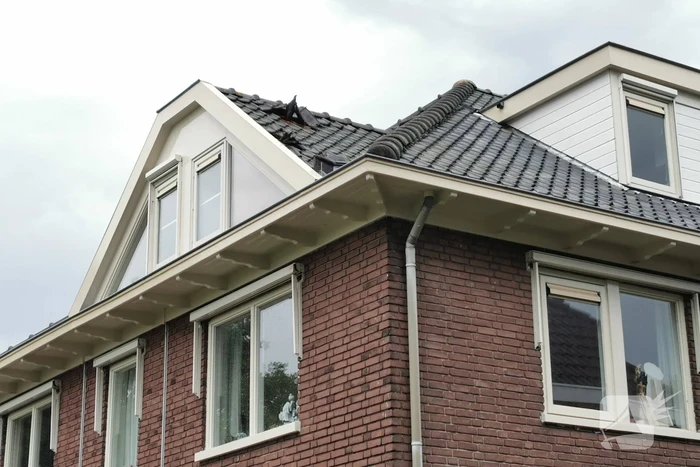 Dakpannen waaien van daken af door noodweer