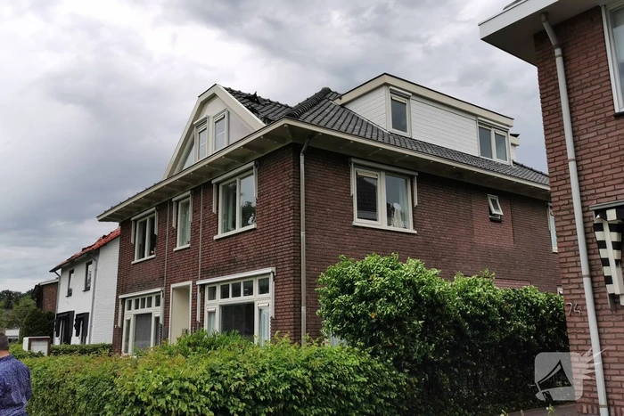 Dakpannen waaien van daken af door noodweer