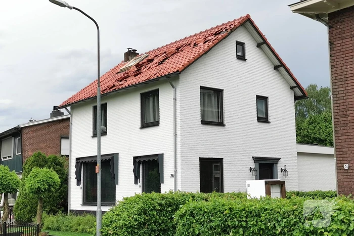 Dakpannen waaien van daken af door noodweer
