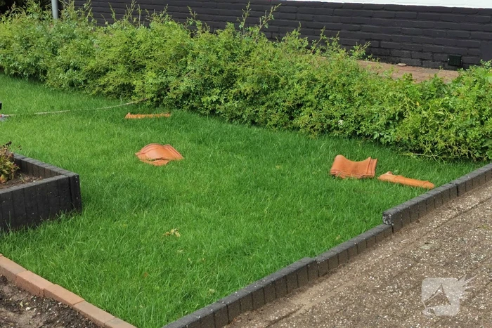Dakpannen waaien van daken af door noodweer