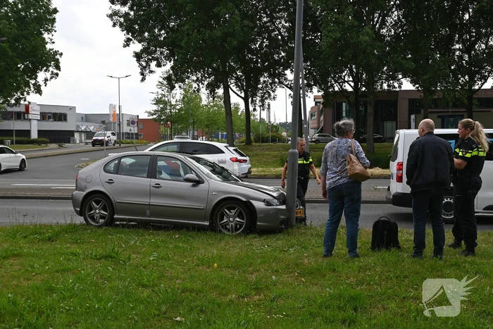 Auto eindigt tegen lantaarnpaal na voorrangsfout