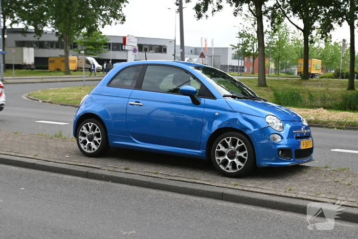 Auto eindigt tegen lantaarnpaal na voorrangsfout