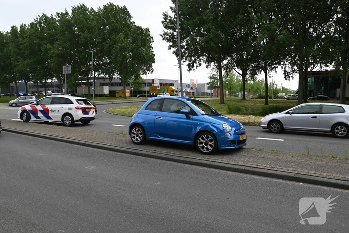 Auto eindigt tegen lantaarnpaal na voorrangsfout