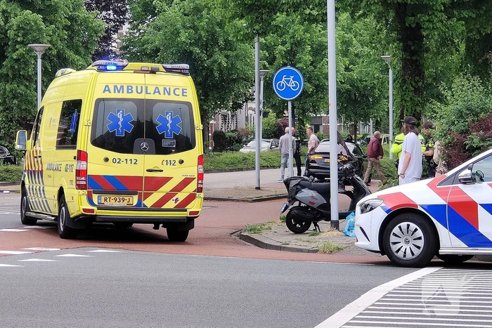Scooterrijder en auto in botsing op kruising