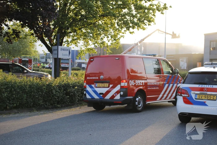 Veel rook bij grote brand in werkplaats