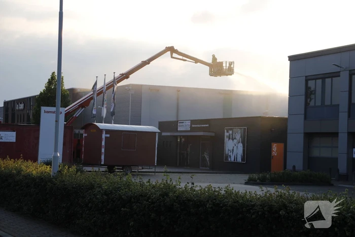 Veel rook bij grote brand in werkplaats