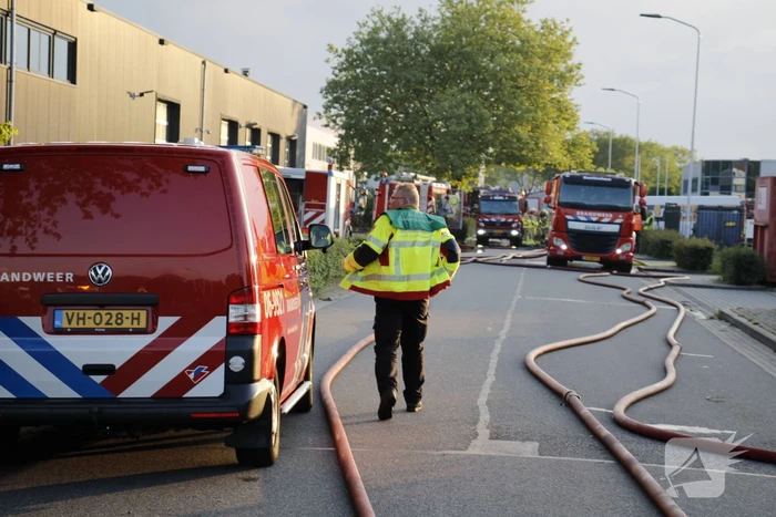 Veel rook bij grote brand in werkplaats