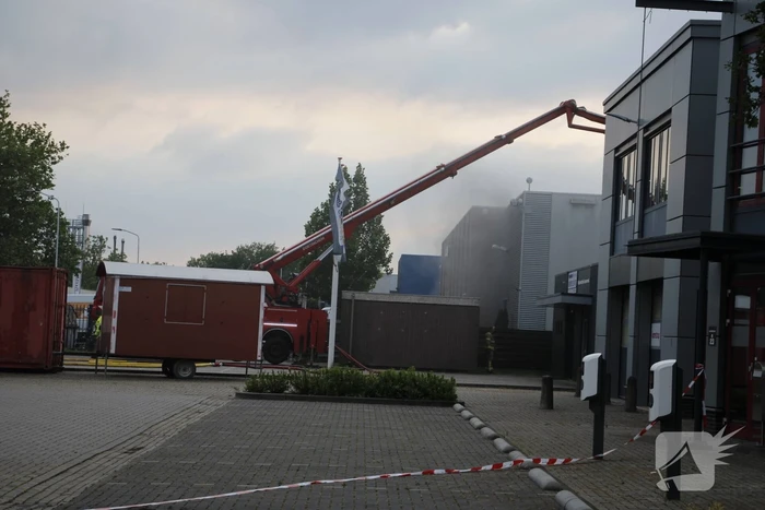 Veel rook bij grote brand in werkplaats