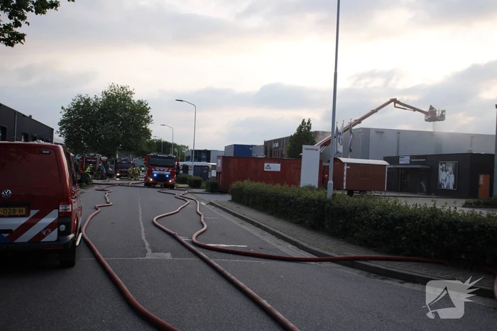 Veel rook bij grote brand in werkplaats