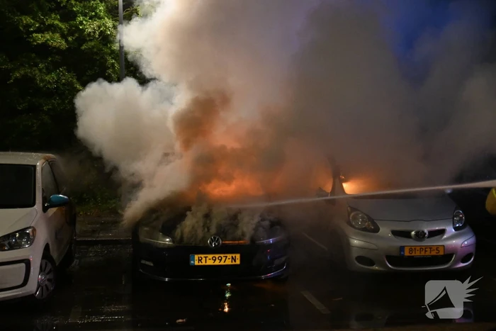 Geparkeerd staande auto verwoest vanwege brand