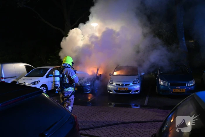Geparkeerd staande auto verwoest vanwege brand