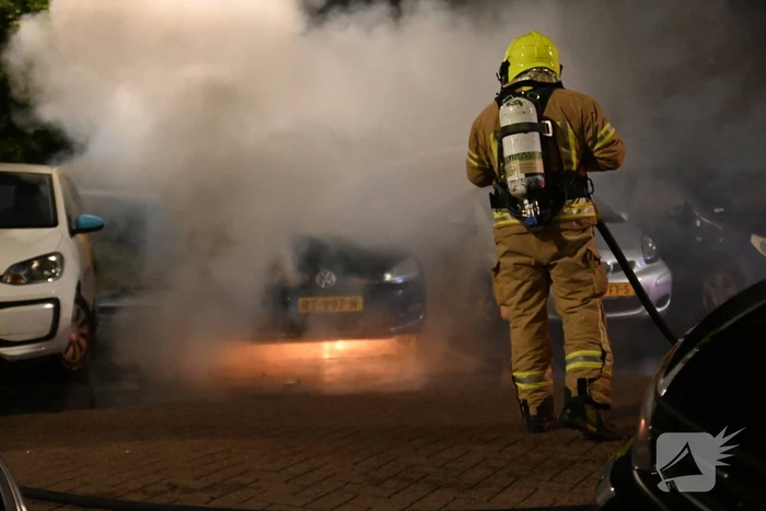 Geparkeerd staande auto verwoest vanwege brand