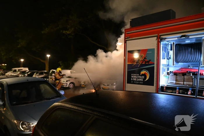 Geparkeerd staande auto verwoest vanwege brand