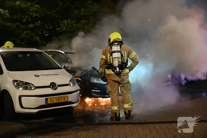 Geparkeerd staande auto verwoest vanwege brand