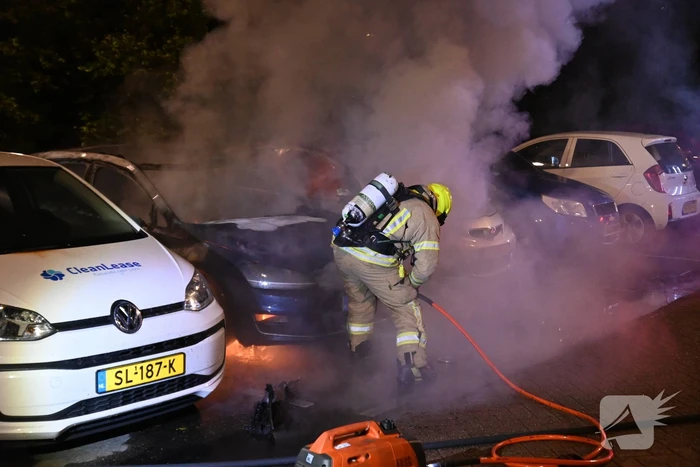 Geparkeerd staande auto verwoest vanwege brand