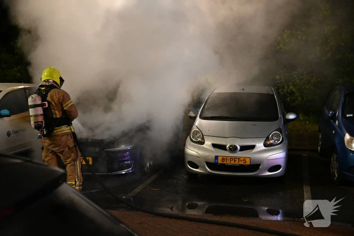 Geparkeerd staande auto verwoest vanwege brand
