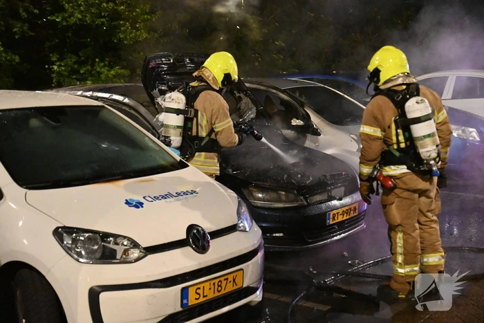 Geparkeerd staande auto verwoest vanwege brand