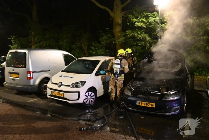 Geparkeerd staande auto verwoest vanwege brand