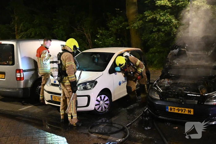 Geparkeerd staande auto verwoest vanwege brand