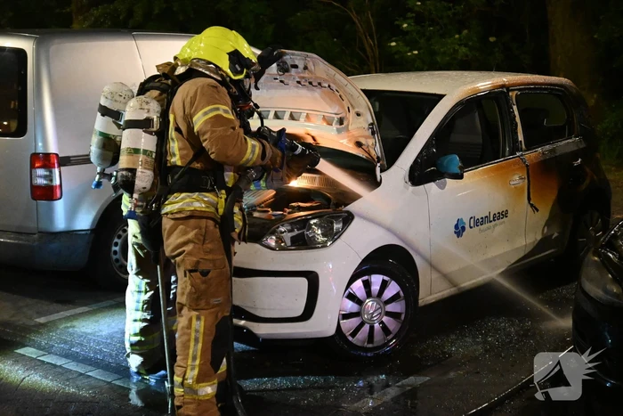 Geparkeerd staande auto verwoest vanwege brand