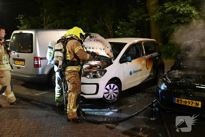 Geparkeerd staande auto verwoest vanwege brand