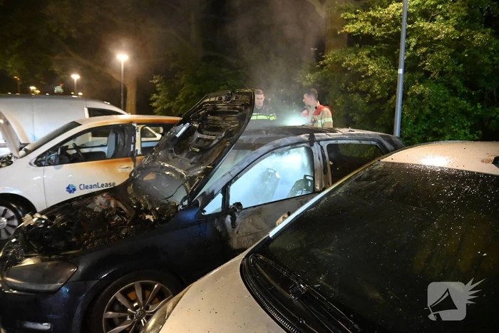 Geparkeerd staande auto verwoest vanwege brand
