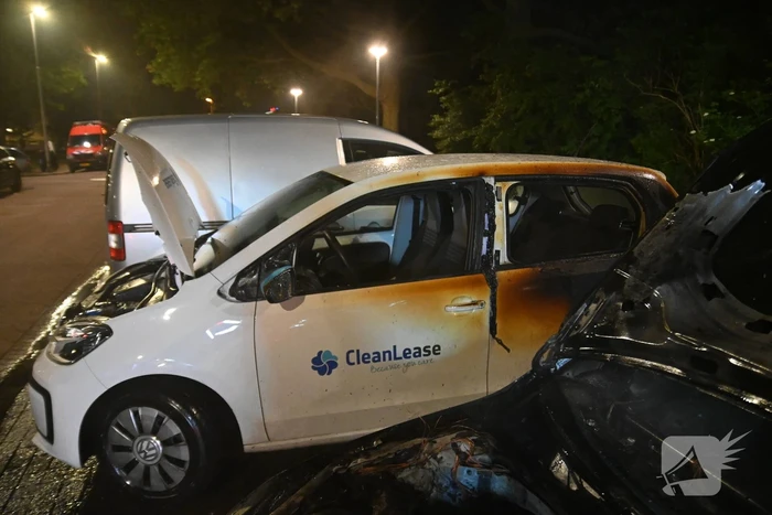 Geparkeerd staande auto verwoest vanwege brand