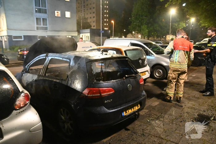 Geparkeerd staande auto verwoest vanwege brand