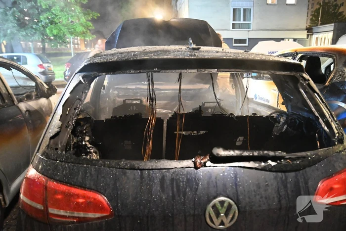 Geparkeerd staande auto verwoest vanwege brand