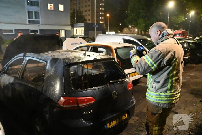 Geparkeerd staande auto verwoest vanwege brand