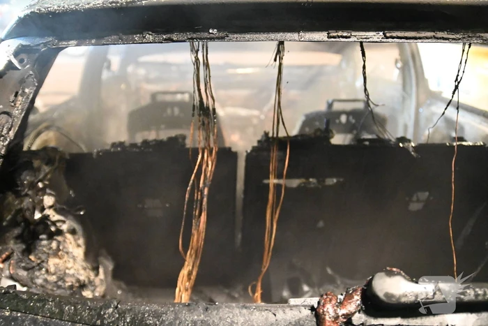 Geparkeerd staande auto verwoest vanwege brand