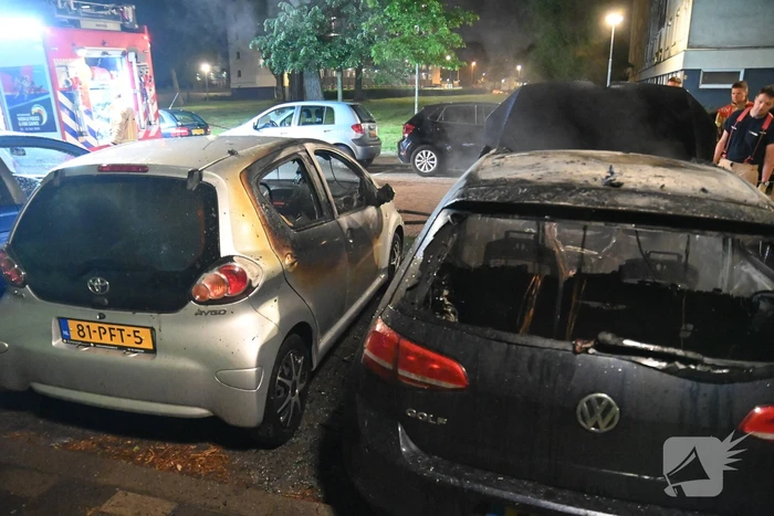 Geparkeerd staande auto verwoest vanwege brand