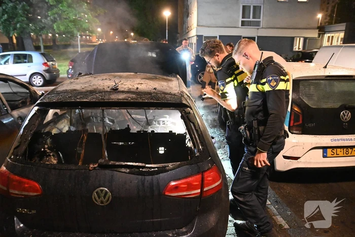 Geparkeerd staande auto verwoest vanwege brand