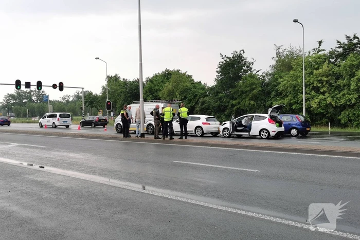 Meerdere voertuigen botsen voor verkeerslichten