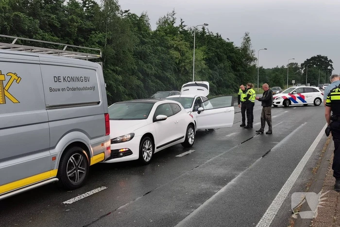 Meerdere voertuigen botsen voor verkeerslichten