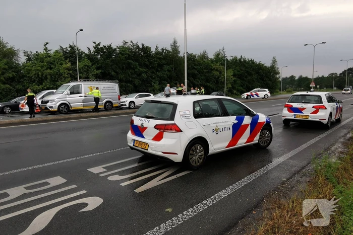 Meerdere voertuigen botsen voor verkeerslichten
