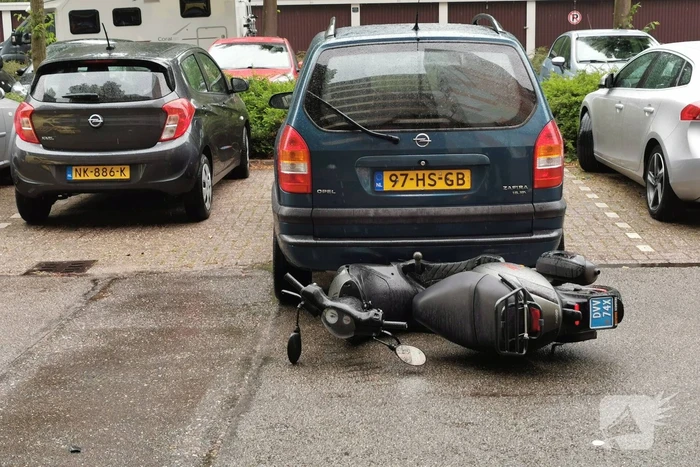 Automobilist rijdt voorbijrijdende scooter aan