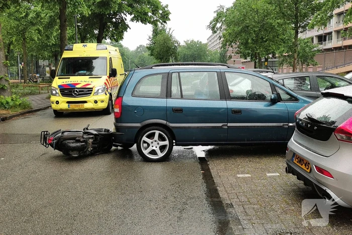 Automobilist rijdt voorbijrijdende scooter aan