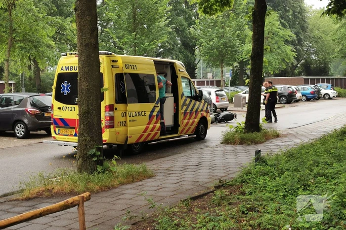 Automobilist rijdt voorbijrijdende scooter aan