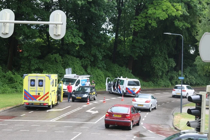 Bestelbus en personenauto botsen voor verkeerslichten