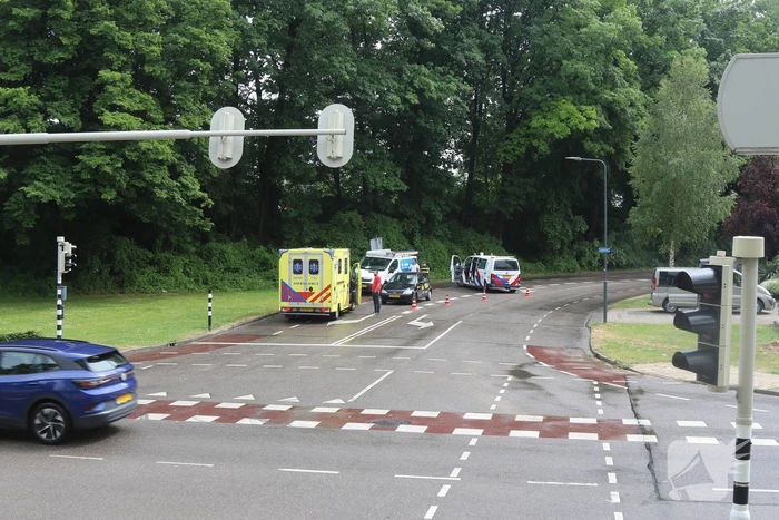Bestelbus en personenauto botsen voor verkeerslichten
