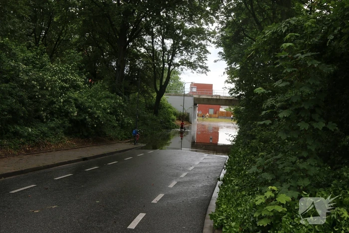Verkeer rijdt op eigen risico door ondergelopen tunnel