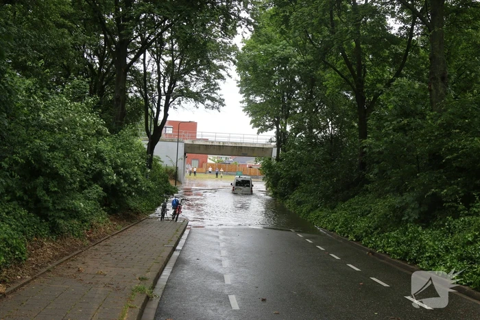 Verkeer rijdt op eigen risico door ondergelopen tunnel